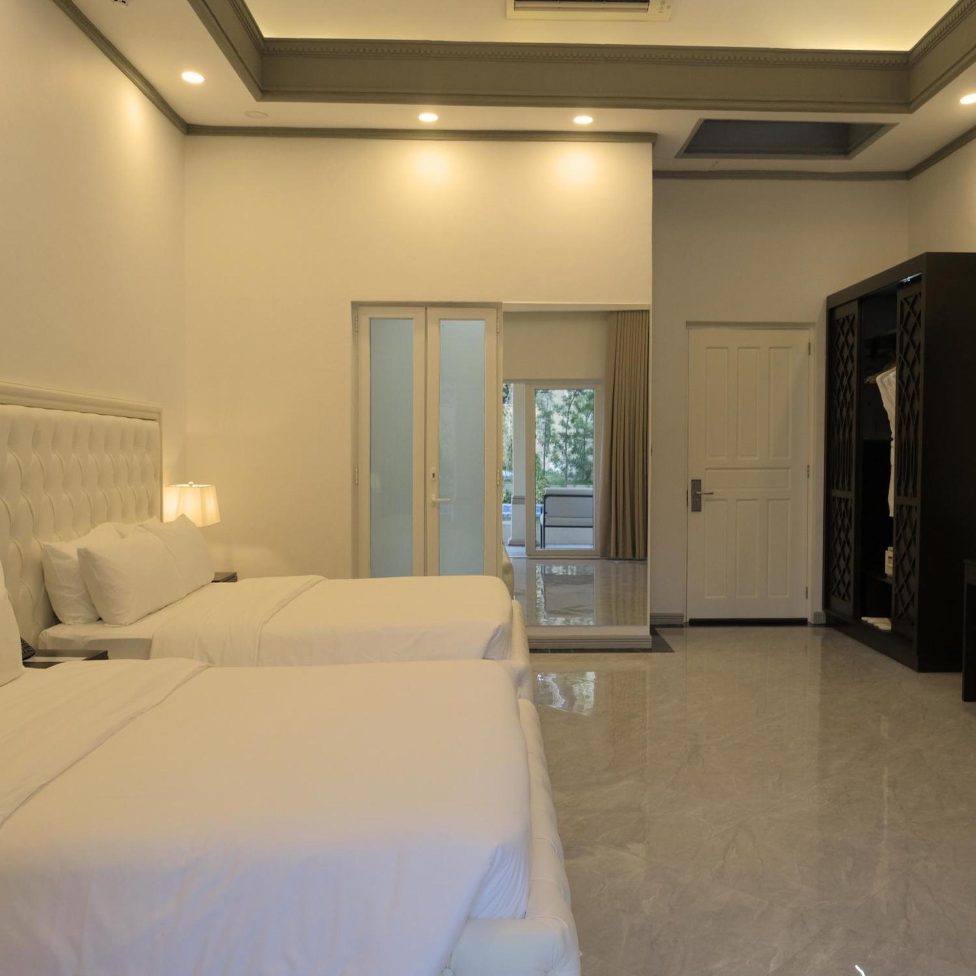 Rancho Bernardo Luxury Villas And Resort Bagac Room photo